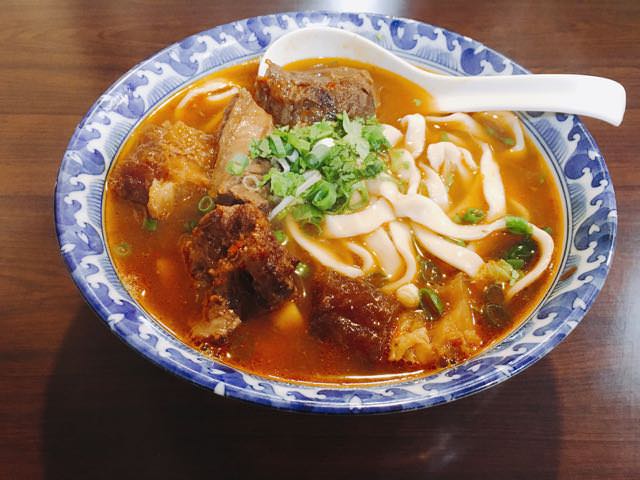 【 忠孝復興捷運站 | Taipei City 】牛肉麵．雞湯  | Taiwan Beef Noodles．Chicken Soup | 深夜食堂